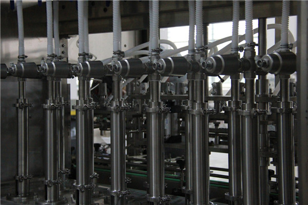 Линейна машина за пълнене с течен сос с висок капацитет